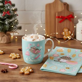 ✨ Pusheen má pre teba malý vianočný pozdrav! Zababušte sa do sviatočnej atmosféry s touto rozkošnou vianočnou šálkou...